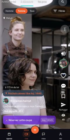 Une vidéo de coupe dans le feed CUTZ, avec le bouton de réservation
